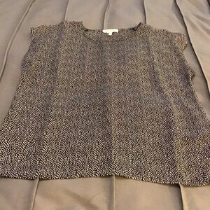 Chaus NY Sleeveless Blouse – Size Medium – Navy blue w/ White Raindrop Print